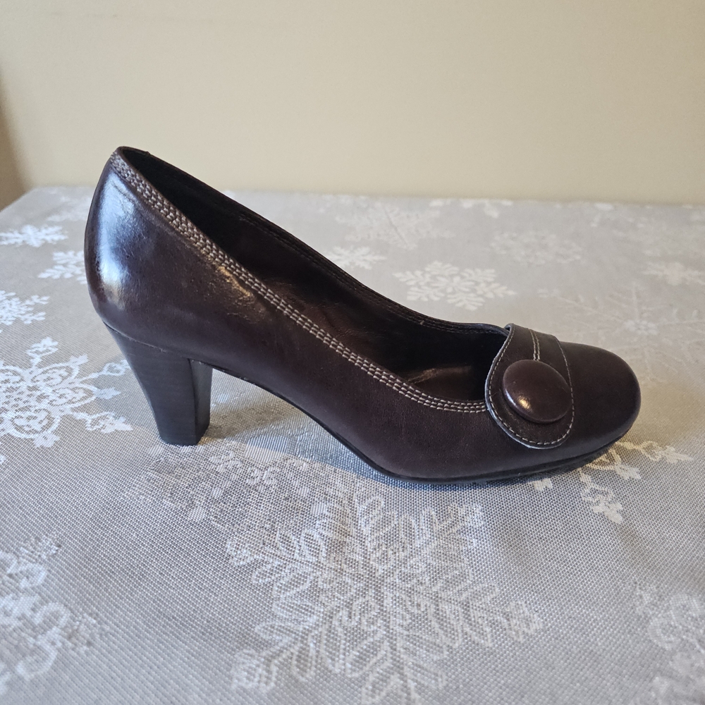 Ecco Dark Brown Leather Heels  Pump with Button Accent Round Toe Sz 36